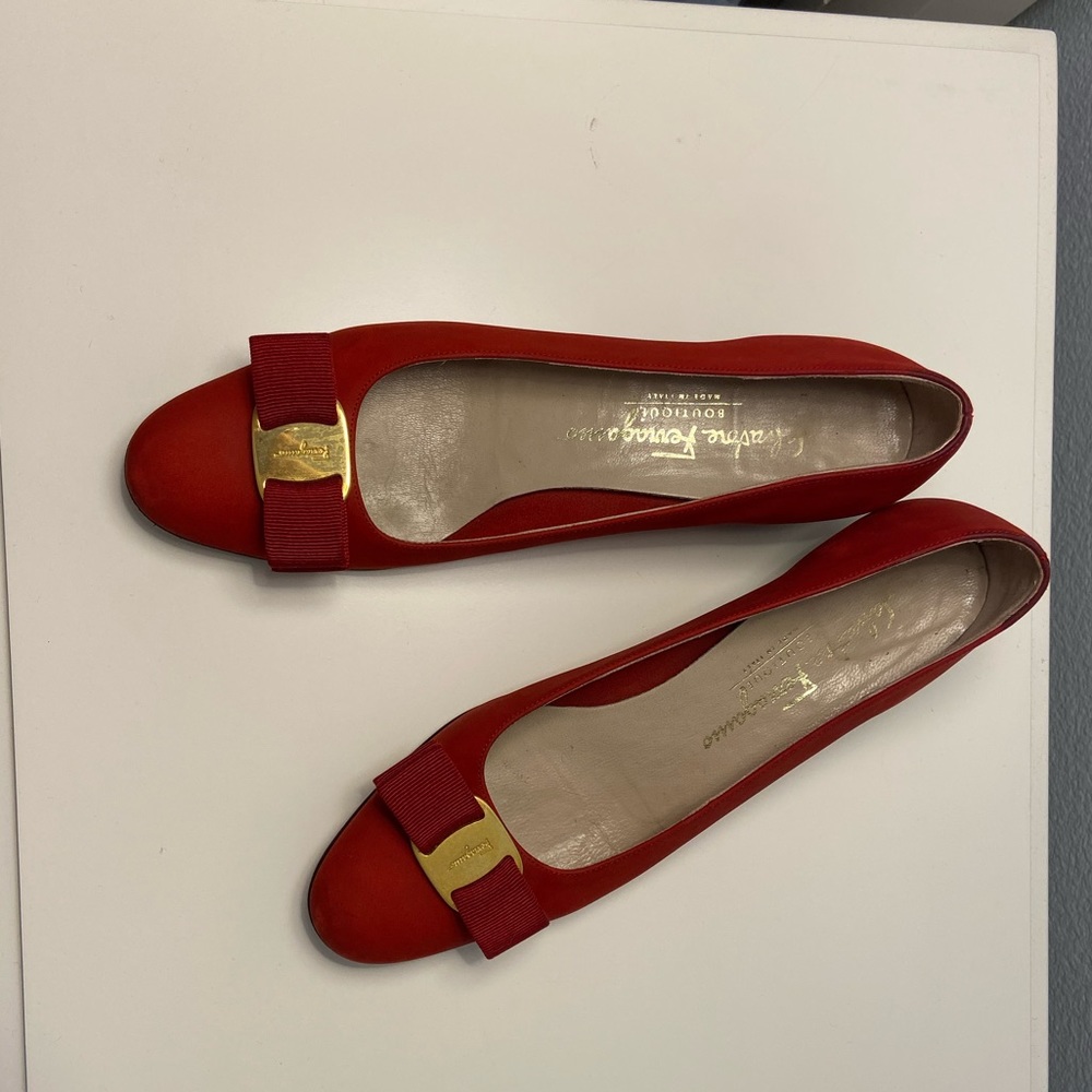 Ferragamo vintage Vara red suede size 7 Narrow